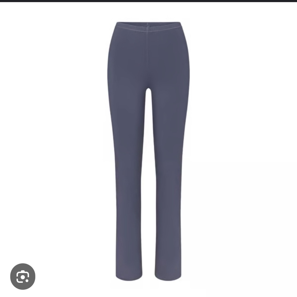 Skims pant legging split leg at the bottom.  Size-S